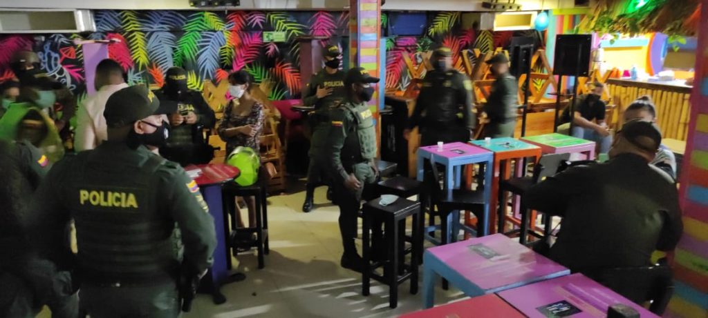 Cerrados 4 establecimientos violando decretos y medidas de bioseguridad: en Majestic sacaron 150 personas camufladas en Buenos Aires 