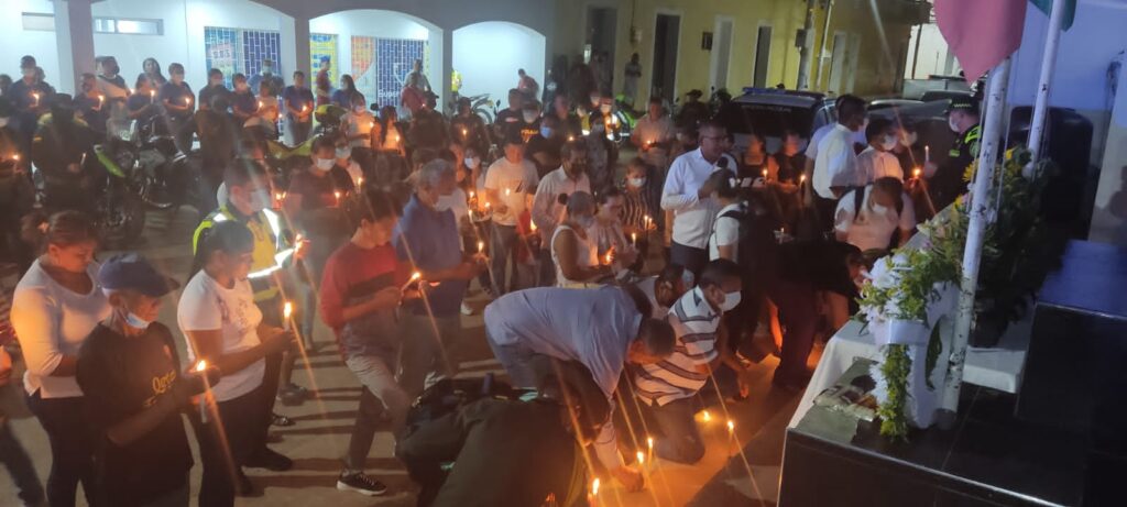 Un velatón para rendir homenaje a Policia asesinado en el Carmen e Bolivar