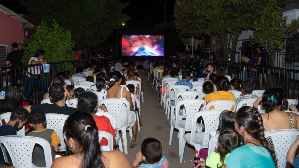 Noche de “Cine bajo las estrellas” de Afinia en el Banco (M) para integración y sano esparcimiento de  comunidades