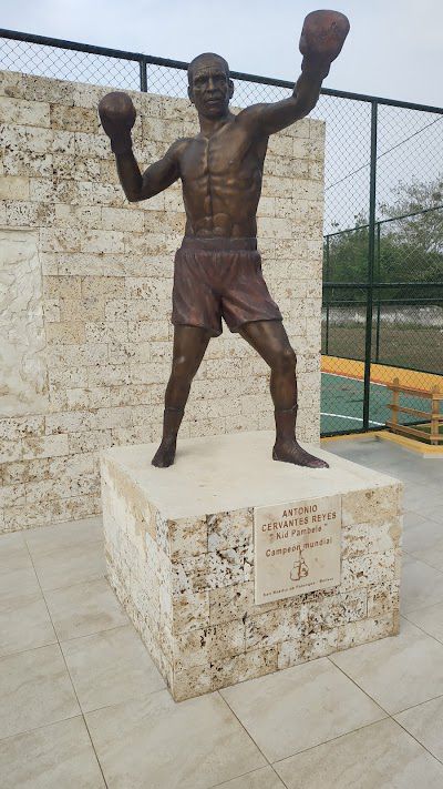 Gobernación e Iderbol anunciaron hoy que restaurarán estatua de Pambelé y adecuarán Gimnasio de Boxeo de Palenque