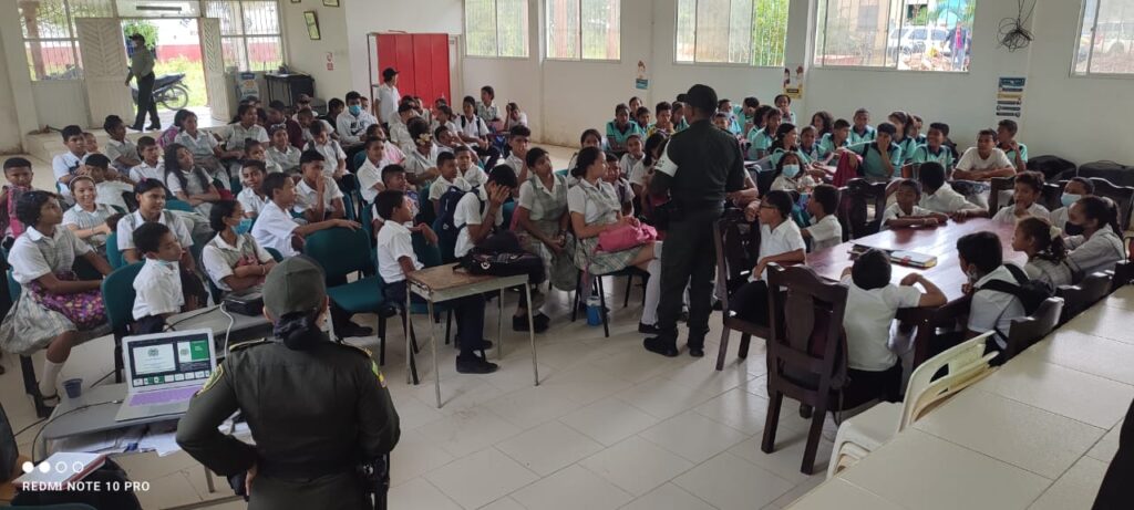 Policía se toma instituciones educativas de  Mompox para prevenir consumo de drogas