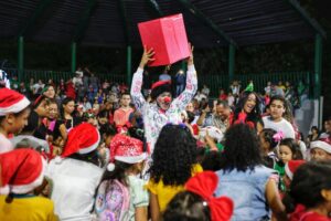 Miles de niños, jóvenes y adultos le dan la bienvenida a la Navidad en el parque Espíritu del Manglar 