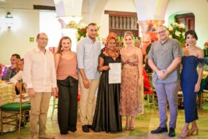 Hacen reconocimiento a maestra de María La Baja