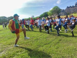 Balance de gestión IDER 2022115 MIL PERSONAS IMPACTADAS CON PROGRAMAS DE RECREACIÓN Cartagena de Indias, D.T y C. 20 de diciembre de 2022. Con más de 115 mil personas impactadas con las actividades realizadas en las tres localidades de la ciudad, un 30% más que el año pasado, el área de Recreación del Instituto Distrital de Deporte y Recreación -IDER- cumplió sus metas misionales en 2022. Y es que en 2021 fueron 88 mil las personas que se beneficiaron de los programas de recreación del IDER, frente a los 115 mil del presente año, de acuerdo con lo reportado en el balance entregado por la entidad en lo que corresponde a los dos programas que concentran los propósitos misionales de esta área: “Hábitos y estilos de Vida Saludable” y el “Recreación Comunitaria: Recréate Cartagena”. Alberto Osorio Leal, jefe del equipo responsable de la planeación y ejecución de estos programas, expresó que en desarrollo del programa Hábitos y Estilos de Vida Saludable se realizaron 86 eventos de promoción, 211 de concentración y 16 eventos de ciudad, como el 8° Festival de Disfraces Novembrinos, Vive la Danza Vive el Movimiento, la Caminata y el Running Rosa Contra el Cáncer de Mama, el Evento Día Mundial de la Actividad Física, Noche de Halloween y la Caminata 5k por la Salud en Convenio con el Ministerio del Deporte. Este año, IDER suscribió el convenio interadministrativo No. 924 de 2022 con el Ministerio del Deporte por medio del cual se aumentaron en 26 los puntos de actividad física, llegando a 157 en toda la ciudad, que permitió la llegada de 940 nuevos usuarios que se sumaron a los 4.752 que ya se venían beneficiando del programa Hábitos y Estilos de Vida Saludable, a través de sus estrategias Madrúgale a la Salud y Noches Saludables. En el marco de este programa, se desarrolló la sexta versión del Semillero de Actividad Física Comunitaria inició con 125 entusiastas inscritos, y luego de 4 meses y 140 horas repartidas en 4 grandes módulos, 26 estudiantes lograron completar el curso y certificarse por parte del IDER. El objetivo de esta capacitación fue brindar a los participantes, de forma gratuita, un conjunto de conocimientos y habilidades, que les permita liderar procesos en materia de actividad física en sus comunidades y así ayudar a su masificación en la ciudad. Por su parte, el Proyecto Transformación de Hábitos para Generación de Entornos Saludables, mediante jornadas de sensibilización a organizaciones públicas y privadas, centros penitenciarios y carcelarios, centros de vida y/o grupos organizados de personas mayores, jornadas recreo-deportivas, y campañas sobre concienciación de salud, logró un impacto total de 37.634 personas, un 50% más que en 2021. El Programa Recreación Comunitaria: Recréate Cartagena también tuvo su semillero. Se trató del Segundo Semillero de Recreación Comunitaria, un espacio formativo brindado de forma gratuita por el IDER donde se inscribieron 75 jóvenes, de los cuales se certificaron 24, que podrán poner al servicio de sus comunidades los conocimientos en materia de Recreación Comunitaria, y así contribuir, a la cohesión social. El cumplimiento de las metas de este programa aumentó en un 55%, logrando impactar a 70 mil personas, versus 45 mil del año anterior, con estrategias como Playas Recreativas, Actívate Gestante, Cartagena es de los Niños, Estaciones Recreativas, Carnavales Lúdicos y Recréate en tu Barrio. En la estrategia Campamentos Juveniles se formaron 1.144 campistas y se realizó el primer Encuentro Distrital en el Ecoparque Luna Forest donde los participantes pusieron en práctica lo aprendido durante este año y adquirieron nuevos conocimientos y habilidades a través de distintos talleres. Además de los numerosos proyectos ejecutados exitosamente este año, el IDER contribuyó en la organización y ejecución de catorce ediciones de la Ciclovía Dominical, que este año alternó quincenalmente entre la Avenida Pedro de Heredia y la Avenida Santander, logrando impactar a más de 8 mil ciudadanos. Adicionalmente, el Instituto realizó 84 ciclovías barriales, mediante el proyecto Aprovechamiento del Espacio Público para la realización de Eventos Recreativos y la estrategia Recréate en tu Barrio, logrando beneficiar a más de 12 mil personas. Viviana Londoño Moreno, directora general de IDER aseguró que “haber superado ampliamente las metas y los logros alcanzados en años anteriores, es la ratificación del esfuerzo y compromiso del equipo humano del instituto y de la administración Salvemos Juntos a Cartagena con el bienestar de los cartageneros, del cual hacen parte fundamental la recreación, la actividad física y el buen aprovechamiento del tiempo libre.