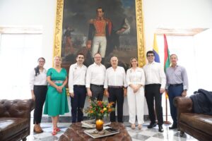 Diputado de la Asamblea Húngara fue condecorado por el gobernador de Bolívar Vicente Blel