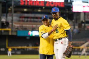 *Ariel Zambrano, lanzó primera bola, del juego Colombia Vs Canadá