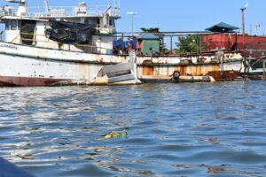 Hay 5 embarcaciones contaminan la Bahía de Cartagena, llevan más de 10 meses inactivos