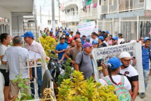 “Ya somos 110 mil cartageneros unidos por Cartagena”, William García Tirado Cartagena de Indias, Mayo 2023. El Movimiento Significativo Ciudadano, Los Tres Golpes, llegó a las 110 mil firmas, así lo anunció el dirigente social, William García Tirado, en el marco de la firmatón en el barrio Las Palmeras. “Llegamos a 110 mil firmas de cartageneros que con sentido de pertenencia por la Ciudad, han depositado su confianza en este proyecto social. Nos estamos acercando a la meta propuesta. La verdad ha sido una actividad muy gratificante y ,a su vez, enriquecedora porque hemos recibido el total apoyo de hombres y mujeres que desean la transformación de Cartagena. Nos sentimos agradecidos con el respaldo de la gente”, William García Tirado.