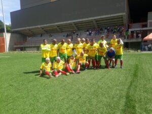 Los adultos sacan la cara por el deporte en Bolívar, campeones en 60 y subcampeones en 70 años en fútbol