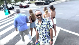 El Expresidente Iván Duque acompañado de tres menores es humillado en las calles de Washington DC.