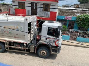 Veolia atendió llamado de vecinos del los Cerros y Altos de San Isidro para recoger basuras de varios días en las calles