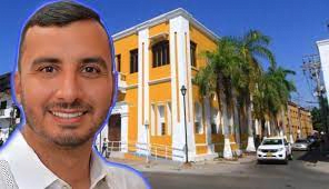 el conservador del Departamento de Bolivar Fernando David Niño Mendoza, quien es abogado con magíster en Derecho Administrativo,