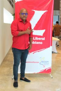 El Sargento Meléndez, levanta el trapo rojo por la Localidad 2 Cartagena de Indias, D, T y C jueves 20 de julio de 2023. Con la entrega del aval por parte del partido liberal , el Sargento Luis Carlos Meléndez, ratifica su aspiración a la JAL por la Localidad 2 y asegura que su trabajo estará encaminado en la inclusión social, el deporte y la promoción de la cultura, a través de la música “Champeta”. Pero quien es el Sargento Meléndez y porque quiere ser Edil de la Localidad 2?. Es un Cartagenero de 47 años pensionado de la Policía Nacional de Colombia, nacido en uno de los barrios más populares de las faldas de la Popa, La Esperanza, pero desde muy pequeño se fue a vivir a un barrio aledaño llamado La Candelaria y es donde actualmente reside. Se graduó de bachiller de la Institución Educativa, Antonio Nariño y luego se enlistó para formar parte de la Policía Nacional en Bolívar, donde con humildad y honestidad, respetó al prójimo, entregando así más de 20 años a la institución en el buen servir, donde actualmente es pensionado. Sus padres, Francisco Meléndez Ávila y Luz Cortéz Julio, son su gran motivación para este gran proyecto político, porque de ellos “aprendí a ser un hombre trabajador, responsable y de gran calidad humana, de mi madre heredé el gran gusto musical por la Champeta, género que nos inculcó a mis cuatro hermanos y a mí de una manera sana y divertida”. Desde muy joven se apasionó con el género de la Champeta y esto hacía que se escapara de su casa a bailar en los populares bailes de picó y así fue que se enamoró de esta música con la que se siente identificado plenamente y apoya con fervor incondicional. Por todo lo anterior el “Sargento Meléndez”, considera que “me sobran ganas para trabajar por mi localidad, conozco sus necesidades, fortaleceré el deporte, porque sé que es una herramienta importante para rescatar jóvenes de los malos vicios, seguir impulsando el género de la champeta y desestigmatizar los tabúes que existen con respecto a éste género, porque muchos seguidores de esta música son tratados como delincuentes y realmente esta es una cultura autóctona de nuestra localidad; Es por ello que en mi período como Edil, la champeta se verá como promotora de cultura y fortalecimiento económico de la localidad 2” Amigos , familiares y conocidos, del "Sargento Meléndez”, dan fé de su calidad humana y lo apoyan en este sueño que mejorará la atención integral de los adultos mayores de esta localidad y fortalecerá la recreación y el deporte en los niños y jóvenes.