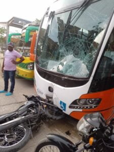 Dos ocupantes de una motocicleta, un hombre y una mujer resultaron heridos, al colisionar de frente contra un bus de Transcaribe cuando transitaba en inmediaciones a la Casa de la Cultura del barrio El Pozón, en la zona suroriental de Cartagena. El accidente se produjo a las 7 de la mañana de este domingo, cuando el automotor del transporte masivo sobrepasó una buseta de transporte corriente y se encontró de frente con la moto, que venía en sentido contrario, ya que esa es una vía de un solo sentido, le aseguró a Mundo Noticias, un vocero de Transcaribe. Con el violento impacto la moto se incrustó contra la defensa del pesado automotor y uno de los ocupantes «voló» y se estrelló contra el vidrio panorámico del bus. Los dos heridos, conductor de la moto y la acompañante, fueron trasladados a la clínica Barú, donde se recuperan de los golpes y fracturas recibidas.