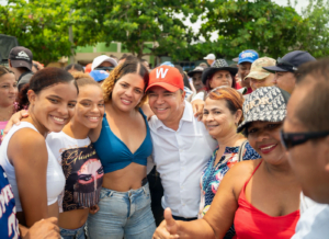 Con multitudinario respaldo ciudadano William García Tirado, oficializó su candidatura a la Alcaldía de Cartagena desde su barrio La María. Cartagena de Indias julio 16 de 2023. En un multitudinario evento en el barrio que lo vio nacer: La María, William García Tirado inscribió formalmente su candidatura a la Alcaldía de Cartagena de manera virtual, respaldado por el Movimiento Significativo de Ciudadanos Los Tres Golpes. Luego de ser avaladas el mínimo de firmas requeridas por la Registraduría Nacional del Estado Civil, William García, este domingo 16 de julio, se convierte en el primer candidato a la Alcaldía de Cartagena que lleva el respaldo de un Movimiento Significativo de Ciudadanos. Cientos de personas avivaron al unísono el nombre de William García Tirado, a quien las encuestas lo marcan como el candidato más opcionado para llegar al Palacio de la Aduana. "Soy un hombre perseverante que ama a Cartagena. Estoy preparado para gobernar y en esta ocasión con la bendición de Dios y la colaboración de los cartageneros, a partir del primero de enero de 2024 seré su alcalde, porque Cartagena tiene que ser para la gente", enfatizó en su discurso de inscripción. William García anunció que dará tres golpes importantes para derrotar la inseguridad, el hambre y la desigualdad en la ciudad.