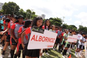 Cartagena de Indias, septiembre 24 de 2023. Una verdadera fiesta deportiva y de integración social, comenzaron a disfrutar habitantes de la zona sur occidental de la ciudad, con el inicio este domingo del Torneo Deportivo Comunal Refinería de Cartagena –IDER- 2023, en el que participan 24 barrios del área de influencia de la zona industrial de Mamonal. Con mucha emoción y entusiasmo, 902 niños, niñas y jóvenes, acompañados de sus familiares, amigos y vecinos, participaron en la jornada inaugural, que contó con la presencia de Juan Pablo Vélez, gerente Gestión Territorial Caribe de Ecopetrol, Nirith Toro, jefe del Departamento Entorno Caribe; Viviana Londoño Moreno, directora general del IDER, integrantes de los equipos de trabajo de ambas entidades, miembros las Juntas de Acción Comunal del sector e invitados especiales. El estadio Francisco Castellón, del barrio El Campestre, fue el escenario del certamen, que incluyó entre las programación el desfile de los equipos participantes, los actos protocolarios de rigor, la toma de juramentos deportivos y arbitral; la presentación de un grupo de actividad física musicalizada, de la estrategia Joven Saludable del IDER, y un partido de apertura de Kitbol. Durante su intervención, el directivo de la Estatal Petrolera, Juan Pablo Vélez, expresó que la mejor energía es el deporte, el cual permite transformar vidas, especialmente a niños, niñas y jóvenes, al tiempo que reafirmó el compromiso de la entidad de seguir articulando con las comunidades del entorno este tipo de actividades que contribuyen también al desarrollo de talentos y a la integración social. A su turno, la directora general del IDER, Viviana Londoño Moreno, indicó que la alianza estratégica con la Refinería de Cartagena y con las comunidades del área de influencia del sector industrial de Mamonal, tiene el propósito de motivar la integración familiar y comunitaria en torno a las disciplinas deportivas de mayor arraigo en la ciudad, generando en simultánea ambientes de armonía y convivencia, esenciales en la transformación social. Por su parte, Luis Alberto Vergara, miembro de Policarpa Salavarrieta, agradeció a la Refinería de Cartagena y al IDER el respaldo para que sus actividades de deporte y recreación beneficien a su comunidad y a otros sectores. El partido inaugural de Kitbol se cumplió entre los equipos de Pasacaballos Sector Jorge Eliécer Gaitán, y Albornoz. Las competencias, además de esta disciplina, continuarán en los deportes de atletismo, béisbol, fútbol, fútbol de salón, voleibol, taekwondo y actividades recreo-deportivas para personas con discapacidad. El Torneo Deportivo Comunal Refinería de Cartagena –IDER- cuyo lema es “El deporte, energía limpia que transforma a la sociedad , se extenderá hasta el próximo 12 de noviembre. 