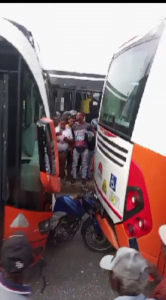 Motorizado invadió carril y ocasionó accidente en articulados de Transcaribe en sector Bazurto,