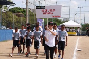 Cartagena de Indias, septiembre 24 de 2023. Una verdadera fiesta deportiva y de integración social, comenzaron a disfrutar habitantes de la zona sur occidental de la ciudad, con el inicio este domingo del Torneo Deportivo Comunal Refinería de Cartagena –IDER- 2023, en el que participan 24 barrios del área de influencia de la zona industrial de Mamonal. Con mucha emoción y entusiasmo, 902 niños, niñas y jóvenes, acompañados de sus familiares, amigos y vecinos, participaron en la jornada inaugural, que contó con la presencia de Juan Pablo Vélez, gerente Gestión Territorial Caribe de Ecopetrol, Nirith Toro, jefe del Departamento Entorno Caribe; Viviana Londoño Moreno, directora general del IDER, integrantes de los equipos de trabajo de ambas entidades, miembros las Juntas de Acción Comunal del sector e invitados especiales. El estadio Francisco Castellón, del barrio El Campestre, fue el escenario del certamen, que incluyó entre las programación el desfile de los equipos participantes, los actos protocolarios de rigor, la toma de juramentos deportivos y arbitral; la presentación de un grupo de actividad física musicalizada, de la estrategia Joven Saludable del IDER, y un partido de apertura de Kitbol. Durante su intervención, el directivo de la Estatal Petrolera, Juan Pablo Vélez, expresó que la mejor energía es el deporte, el cual permite transformar vidas, especialmente a niños, niñas y jóvenes, al tiempo que reafirmó el compromiso de la entidad de seguir articulando con las comunidades del entorno este tipo de actividades que contribuyen también al desarrollo de talentos y a la integración social. A su turno, la directora general del IDER, Viviana Londoño Moreno, indicó que la alianza estratégica con la Refinería de Cartagena y con las comunidades del área de influencia del sector industrial de Mamonal, tiene el propósito de motivar la integración familiar y comunitaria en torno a las disciplinas deportivas de mayor arraigo en la ciudad, generando en simultánea ambientes de armonía y convivencia, esenciales en la transformación social. Por su parte, Luis Alberto Vergara, miembro de Policarpa Salavarrieta, agradeció a la Refinería de Cartagena y al IDER el respaldo para que sus actividades de deporte y recreación beneficien a su comunidad y a otros sectores. El partido inaugural de Kitbol se cumplió entre los equipos de Pasacaballos Sector Jorge Eliécer Gaitán, y Albornoz. Las competencias, además de esta disciplina, continuarán en los deportes de atletismo, béisbol, fútbol, fútbol de salón, voleibol, taekwondo y actividades recreo-deportivas para personas con discapacidad. El Torneo Deportivo Comunal Refinería de Cartagena –IDER- cuyo lema es “El deporte, energía limpia que transforma a la sociedad , se extenderá hasta el próximo 12 de noviembre. 