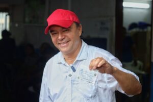 Yamil Arana ejerció su derecho al voto en MaganguéEl candidato a la Gobernación de Bolívar, Yamil Arana Padauí, ejerció su derecho al voto en su natal Magangué, en compañía de su esposa, Angélica Salas. "Llegó el gran día, hoy juntos haremos realidad un Bolívar Mejor(...) Salgamos a votar con alegría y esperanza, que para Bolívar se viene lo mejor", aseguró.