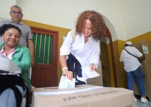 Yamil Arana ejerció su derecho al voto en MaganguéEl candidato a la Gobernación de Bolívar, Yamil Arana Padauí, ejerció su derecho al voto en su natal Magangué, en compañía de su esposa, Angélica Salas. "Llegó el gran día, hoy juntos haremos realidad un Bolívar Mejor(...) Salgamos a votar con alegría y esperanza, que para Bolívar se viene lo mejor", aseguró.