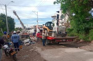 EN EL BARRIO ENMANUEL CONTRATISTA DE AFINIA PERFORA TUBERÍA DE IMPULSIÓN DE AGUA POTABLE AL TANQUE COLINAS