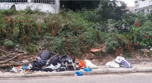 Sin cultura ambiental no hay aseo que valga: Veolia Una verdadera cultura ambiental solo se logra con ciudadanos y empresas comprometidas. Desde Veolia en Cartagena, visionamos un proceso no sólo de adecuada gestión de residuos, sino de transformación ecológica que haga de nuestro territorio un lugar lleno de bienestar, sostenibilidad y cuidado por el medio ambiente. Factores que nos acercan a la Transformación Ecológica: El mejoramiento del entorno a través de la gestión optimizada de los residuos. La contribución a la salud pública con la limpieza y erradicación de los 52 puntos de arrojos en el área de prestación. El estricto cumplimiento de los horarios y frecuencias de recolección. Un compromiso firme de responsabilidad social hacia las 203 comunidades donde operamos Veolia es una empresa comprometida con la transformación ecológica, la sostenibilidad y la protección del medio ambiente, en evidencia de ello, la empresa invirtió $277 millones de pesos, en un programa de Cultura Ciudadana Ambiental para la ciudad, con el objetivo de empoderar a las personas para que se conviertan en agentes de cambios voluntarios de transformación colectiva. Este manual o estudio fue entregado por vez primera en 2019 y actualizado en 2022, a la Alcaldía Mayor de Cartagena y a la Procuraduría Provincial, como guía para la construcción de un Plan o Política Ambiental Institucional, teniendo en cuenta que somos parte fundamental del fortalecimiento de la cultura ambiental en la ciudad a través de gestión integral de los residuos sólidos. Cabe destacar que desde Andesco (Asociación Nacional de Empresas de Servicios Públicos y Comunicaciones) se lanzó también la campaña “Sin cultura ciudadana, no hay servicio de aseo que valga”. Esta campaña es un llamado de las empresas encargadas de la gestión de residuos en el país, a la ciudadanía para que se haga una correcta disposición de los residuos y no se depositen en cualquier lugar y por fuera de horario de recolección, es importante precisar que las empresas de aseo y sus operarios laboran arduamente para llegar a da rincón de la ciudad garantizando la limpieza pero la falta de cultura ambiental hace que se generen puntos crítico de acumulación de residuos en áreas públicas, sectores y zonas verdes de la ciudad. Los Puntos Críticos de acumulación de basura son un problema de todos. Cuando la gente arroja residuos en cualquier momento y cualquier lugar, estos pueden generar problemas de salubridad e incluso taponar las redes de alcantarillado. ¡Tenemos que mejorar en cultura ciudadana! #SinCulturaNoHayAseo #EnLaCalleNoVaElEscombro La importancia sobre el aprovechamiento y la gestión óptima de los diferentes residuos que contribuye a una mejora ambiental, cultural y social, para una Cartagena más sana, ha permitido realizar 43 talleres de manejo integral de residuos sólidos en las comunidades con una asistencia de 856 personas, al igual en las instituciones educativas se han dictado 53 talleres con más de 1.200 estudiantes y se cuenta con un grupo de guardianes ambientales, integrado por 30 niños de las diferentes comunidades siendo los actores principales para fortalecer la educación ambiental en los niños y jóvenes de la ciudad. También como dato relevante, Veolia a través de su Centro de Aprovechamiento se han aprovechado en los últimos dos años, más de 3.800 toneladas entre materiales como: cartón. plástico, metales, entre otros. La empresa reafirma su compromiso con la sostenibilidad del ambiente de Cartagena y agradece a los cartageneros sacar sus residuos en los horarios y frecuencias estipulados para su barrio, como también, el garantizar un correcto manejo en la disposición de los residuos, tanto el sector residencial como comercial; para poder seguir disfrutando de nuestra ciudad limpia y responsable con el medio ambiente. ¡Avancemos juntos! Nuestros canales de comunicación: @Veolia_Cartagena Veolia Colombia (57) 5 6934449 y Línea de atención 018000950096 https://www.veolia.com.co/cartagena/... El grupo Veolia es la referencia mundial en la gestión optimizada de los recursos. Presente en los cinco continentes con cerca de 179,000 colaboradores, el Grupo crea y aporta soluciones de gestión de agua, residuos y energía, que favorecen el desarrollo sostenible de las ciudades y las industrias. Con sus tres actividades complementarias, Veolia contribuye al desarrollo del acceso a los recursos, y a la preservación y renovación de los recursos disponibles. En el 2019, el grupo Veolia abasteció de agua potable a 98 millones de personas y prestó servicio de saneamiento a 67 millones, produjo cerca 45 millones de MWh y valorizó 50 millones de toneladas de residuos. Veolia Environnement (París Euronext: VIE) consiguió en el 2019 una facturación consolidada de €27,189 mil millones. www.veolia.com 