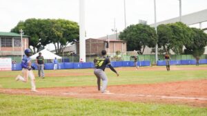 Bolívar obtuvo Plata y Bronce en la Vela Sunfish. Béisbol y Sóftbol consiguen victorias Cali, martes 14 de Noviembre de 2023. Dicen que la sangre llama, pero en la Vela también navega y sube al podium, como es el caso de Juan Carlos Martínez y Juan Sebastian Martinez, padre e hijo que compiten dejando en alto los colores de Bolívar en la modalidad Sunfish de la Vela en los XXII Juegos Nacionales. Sobre el medio día del martes, en la pista natural del hermoso lago Calima, 1.500 metros sobre el nivel del mar y a 110 kms de Cali, concluyó la última regata punteable que ratificó las posiciones de los navegantes en la modalidad veleros Sunfish varones. Juan Carlos (Padre) y Juan Sebastian (hijo) lograron confrontar los fuertes vientos y atravesar con pericia la pista de boya a boya para asegurar las preseas de Plata y Bronce, respectivamente, con sello bolívarense. La medalla dorada del Sunfish fue para Simón Gomez de Santander. Este miércoles empezarán las competencias del Sunfish femenino y Slalon. Triunfos de ensueño y emociones para Softbol y Beisbol Ya en la ciudad de Cali, Unidad Deportiva Panamericana, la delegación de Bolívar en las disciplinas de Sóftbol y Béisbol continuaron sumando victorias en sus respectivos torneos. En el mejor juego que va del campeonato de softbol femenino, la novena de Bolívar logró sobreponerse a la adversidad y superó 4 carreras a 3 a las anfitrionas del Valle. Partido con cierre espectacular, ganado para Luz Leivis Perez y salvado para Libis Hurtado. La bateadora designada Legna Yolima Fereira de 3-3 con 2 carreras impulsadas fue la figura ofensiva de las bolivarenses. Antes super nocaut a San Andrés Anteriormente "las tractoras" bolivarenses habían derrotado sin atenuantes 19 carreras a 1 a la novena de San Andrés en 5 entradas. Lanzó Michel Manrique consiguiendo la victoria y la primera base Danisha Livinstong fue la mejor con el bate de aluminio de 4-4, incluyendo jonron de pierna, un triple y 2 hits. Mañana miércoles Bolívar cierra el todos contra todos del softbol femenino enfrentando a tercera hora al equipo del Meta. En beisbol casi se lo lleva la corriente Menos mal que la novena de Bolívar no se durmió como el camarón, y pudo mantener la ventaja para ganar 14 carreras a 12 a un siempre envalentonado San Andrés, en la cuarta jornada del torneo de beisbol. Bolívar ya suma 3 victorias al hilo en la búsqueda de la reconquista de la medalla de Oro en los Nacionales. Fue un juego de toma y dame, con cierre dramático, porque Bolívar después de tener diferencia amplia hasta el sexto episodio, titubeó en su pitcheo de relevo final, hasta que llegó el out 21 para sentenciar la victoria. Por Bolívar se destacaron Carlos Arroyo, conectando 3 imparables en 4 turnos al bate, incluyendo home run, y Justin Perez con dos imparables en 4 oportunidades, impulsando 5 carreras. El lanzador ganador fue Bihueler García, salvó el juego Santiago Blanco. Perdido por San Andrés Gian Pusey Archibold. Mañana miércoles los bolivarense se enfrentarán a la novena vallecaucana en busca de su cuarta victoria y asegurar un cupo para la semifinal.