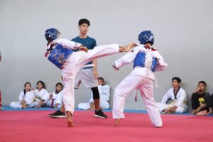 Dialogo participativo sobre deporte y recreación
10 grandes logros del IDER en el cuatrienio 2020-2023Cartagena de Indias, D.T. y C. noviembre de 2023. Diez (10) grandes logros consolidan los resultados de la gestión del Instituto Distrital de Deporte y Recreación –IDER- en el cuatrienio 2020-2023, conforme a un informe que será socializado en un dialogo participativo que tendrá lugar el próximo 29 de noviembre, como evento preparatorio a la audiencia final de rendición de cuentas que presentará a los cartageneros el Alcalde Mayor William Dau Chamat el próximo 29 de noviembre.Viviana Londoño Moreno, directora general del Instituto explicó que a manera de resumen ejecutivo se compendiaron en 10 puntos el conjunto de programas, proyectos, estrategias y acciones ejecutadas a nivel administrativo y misional durante el período de gobierno próximo a terminar. Estos puntos serán desarrollados de manera detallada en el informe final de gestión, en la audiencia de rendición de cuentas, y en el proceso de empalme con la próxima administración distrital.El primer logro se denomina “Saneamiento del déficit encontrado”, que hace referencia a la significativa superación de la situación financiera del instituto, que fue recibida en el 2020 con un déficit por más de $10 mil millones y que a octubre 30 del presente año se encentra reducida en un 86,99%.El siguiente punto alude de manera complementaria al anterior a la “Recuperación de las Finanzas del IDER a través de sus indicadores financieros”, que explica el aumento del Capital de trabajo, que pasó de menos $5.263 millones a $32.220 millones; un aumento de la razón corriente, y la sustancial disminución del nivel de endeudamiento del instituto.El tercer logro se divide en dos componentes: “incremento de inscritos en la Escuela de Iniciación y Formación Deportiva y aumento de los núcleos de formación”, que da cuenta de 52.759 niños, niñas, adolescentes y jóvenes vinculados, equivalente a un aumento de 15.012 inscritos, en comparación con la cifra de cierre del cuatrienio anterior, que fue de 9.878; y la apertura de 5 nuevos núcleos. El segundo componente de ese ítem hace referencia a la “superación de la meta de participantes en el deporte estudiantil”, con un total de 24.863 participantes entre juegos Intercolegiados y juegos universitarios.El siguiente logro corresponde a las ejecutorias del programa Deporte Asociado, Incentivos con sentido en lo concerniente a “Incremento en la entrega de estímulos a Deportistas de Altos logros y Futuros Ídolos del Deporte. Así como los apoyos otorgados a los organismos deportivos (ligas y clubes)”, que detalla los mayores alcances de cobertura de beneficiados y la más grande inversión de recursos a ese nivel desde la existencia del IDER en Cartagena.La “Recuperación y conservación de la infraestructura deportiva de Distrito” es el quinto logro que exalta el Instituto, el cual detalla la realización del primer censo diagnóstico de escenarios deportivos y la consecuente ruta de rescate de estos, que permitió la reconstrucción de 10 unidades deportivas, la adecuación de 60 y la realización de mantenimiento preventivo en 400 de estos espacios.El sexto logro referenciado por el IDER es el sustancial “Incremento en el número de personas que participan en la oferta de actividad física como mecanismos de promoción de hábitos y estilos de vida saludable”, con un aumento de cobertura de33.6 % y la apertura de 47 nuevos puntos.Al igual que el anterior, el siguiente logro lo lidera el área de recreación del Instituto, con el “Incremento en el número de personas que participan en la oferta de recreación comunitaria como mecanismo de integración y cohesión social”, que reporta una participación acumulada de 132.680 personas, superior al 100% de la línea base correspondiente.El octavo punto de resumen de alcances e impactos institucionales reseña resultados en “Integración comunitaria a través del deporte social con enfoques poblacionales en el Distrito de Cartagena”, con una variación positiva del 12% respecto de la línea base.En ese orden, la novena casilla en ese “top 10” de realizaciones se incluyen los “Avances en la Formulación de la Política Pública distrital del Deporte y Recreación”, la primera con que contará Cartagena, que reporta un 80% de desarrollo; adicional al incremento del 82% de la población participante en los procesos de apropiación del conocimiento en materia de deporte y recreación.Y el décimo, pero no menos importante punto corresponde al “Mejoramiento del Instituto en el Índice de Desempeño Institucional (IDI) que implementa el Departamento de la Función Pública”, que medido por vigencias vencidas, arrojó en 2022 un puntaje de 93.4, equivalente a un aumento del 56%, el más alto de las entidades del sector, incluyendo al Ministerio del Deporte. Los resultados del IDI del presente año serán dados a conocer en 2024.