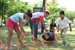 Dialogo participativo sobre deporte y recreación
10 grandes logros del IDER en el cuatrienio 2020-2023Cartagena de Indias, D.T. y C. noviembre de 2023. Diez (10) grandes logros consolidan los resultados de la gestión del Instituto Distrital de Deporte y Recreación –IDER- en el cuatrienio 2020-2023, conforme a un informe que será socializado en un dialogo participativo que tendrá lugar el próximo 29 de noviembre, como evento preparatorio a la audiencia final de rendición de cuentas que presentará a los cartageneros el Alcalde Mayor William Dau Chamat el próximo 29 de noviembre.Viviana Londoño Moreno, directora general del Instituto explicó que a manera de resumen ejecutivo se compendiaron en 10 puntos el conjunto de programas, proyectos, estrategias y acciones ejecutadas a nivel administrativo y misional durante el período de gobierno próximo a terminar. Estos puntos serán desarrollados de manera detallada en el informe final de gestión, en la audiencia de rendición de cuentas, y en el proceso de empalme con la próxima administración distrital.El primer logro se denomina “Saneamiento del déficit encontrado”, que hace referencia a la significativa superación de la situación financiera del instituto, que fue recibida en el 2020 con un déficit por más de $10 mil millones y que a octubre 30 del presente año se encentra reducida en un 86,99%.El siguiente punto alude de manera complementaria al anterior a la “Recuperación de las Finanzas del IDER a través de sus indicadores financieros”, que explica el aumento del Capital de trabajo, que pasó de menos $5.263 millones a $32.220 millones; un aumento de la razón corriente, y la sustancial disminución del nivel de endeudamiento del instituto.El tercer logro se divide en dos componentes: “incremento de inscritos en la Escuela de Iniciación y Formación Deportiva y aumento de los núcleos de formación”, que da cuenta de 52.759 niños, niñas, adolescentes y jóvenes vinculados, equivalente a un aumento de 15.012 inscritos, en comparación con la cifra de cierre del cuatrienio anterior, que fue de 9.878; y la apertura de 5 nuevos núcleos. El segundo componente de ese ítem hace referencia a la “superación de la meta de participantes en el deporte estudiantil”, con un total de 24.863 participantes entre juegos Intercolegiados y juegos universitarios.El siguiente logro corresponde a las ejecutorias del programa Deporte Asociado, Incentivos con sentido en lo concerniente a “Incremento en la entrega de estímulos a Deportistas de Altos logros y Futuros Ídolos del Deporte. Así como los apoyos otorgados a los organismos deportivos (ligas y clubes)”, que detalla los mayores alcances de cobertura de beneficiados y la más grande inversión de recursos a ese nivel desde la existencia del IDER en Cartagena.La “Recuperación y conservación de la infraestructura deportiva de Distrito” es el quinto logro que exalta el Instituto, el cual detalla la realización del primer censo diagnóstico de escenarios deportivos y la consecuente ruta de rescate de estos, que permitió la reconstrucción de 10 unidades deportivas, la adecuación de 60 y la realización de mantenimiento preventivo en 400 de estos espacios.El sexto logro referenciado por el IDER es el sustancial “Incremento en el número de personas que participan en la oferta de actividad física como mecanismos de promoción de hábitos y estilos de vida saludable”, con un aumento de cobertura de33.6 % y la apertura de 47 nuevos puntos.Al igual que el anterior, el siguiente logro lo lidera el área de recreación del Instituto, con el “Incremento en el número de personas que participan en la oferta de recreación comunitaria como mecanismo de integración y cohesión social”, que reporta una participación acumulada de 132.680 personas, superior al 100% de la línea base correspondiente.El octavo punto de resumen de alcances e impactos institucionales reseña resultados en “Integración comunitaria a través del deporte social con enfoques poblacionales en el Distrito de Cartagena”, con una variación positiva del 12% respecto de la línea base.En ese orden, la novena casilla en ese “top 10” de realizaciones se incluyen los “Avances en la Formulación de la Política Pública distrital del Deporte y Recreación”, la primera con que contará Cartagena, que reporta un 80% de desarrollo; adicional al incremento del 82% de la población participante en los procesos de apropiación del conocimiento en materia de deporte y recreación.Y el décimo, pero no menos importante punto corresponde al “Mejoramiento del Instituto en el Índice de Desempeño Institucional (IDI) que implementa el Departamento de la Función Pública”, que medido por vigencias vencidas, arrojó en 2022 un puntaje de 93.4, equivalente a un aumento del 56%, el más alto de las entidades del sector, incluyendo al Ministerio del Deporte. Los resultados del IDI del presente año serán dados a conocer en 2024.