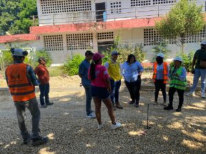 La Ruta del Tractor inspeccionó varios frentes de obra de infraestructura vial en Cartagena Cartagena de Indias D. T. y C; 09 de noviembre de 2023 Hoy jueves, el alcalde de Cartagena, William Dau Chamat, junto al equipo de la Secretaría de Infraestructura realizaron un recorrido exhaustivo para evaluar el progreso de las obras en de intervención de la malla vial y pavimentación en: Policarpa, inmediaciones del caño Juan Angola, Daniel Lemaitre y Canapote. Además, se están realizando obras de pavimentación en Ciudadela de la Paz y se encuentran en preparativos las obras en la calle La Lengua (barrio Los Calamares) y en Villa Estrella. Así mismo, en la Fase IV de rehabilitación que está en curso, con una inversión aproximada de 90 mil millones de pesos, se estarán activando los frentes de la avenida Venao Flórez, la Ruta 90, la la vía entre el Centro Comercial La Plazuela u Shopping Center, Ronda Real, Alameda de la Victoria, Crespo, Avenida Santander en sectores específicos, Avenida Rafael Núñez y algunos puntos del Centro Historico. “Desde la Secretaría de Infraestructura seguiremos trabajando con el mismo esfuerzo y dedicación durante estas semanas hasta el 31 de diciembre. Para tranquilidad de la ciudadanía, los contratistas están trabajando domingos y festivos para poder lograr el objetivo”, aseguró Luis Villadiego, secretario de Infraestructura OBRAS EN POLICARPA El barrio Policarpa hace parte de La Ruta del Tractor con obras viales transformadoras para la comunidad. El alcalde William Dau aseguró que se están utilizando materiales de alta calidad para garantizar un resultado que todos podamos disfrutar y apreciar: “se están utilizando materiales que garanticen un buen trabajo en beneficio de la comunidad para que el día de mañana no se vean afectados”. OBRAS EN DANIEL LEMAITRE Cerca al Puesto de Salud Daniel Lemaitre, el primer elefantes blanco rescatado por la administración Salvemos Juntos a Cartagena, está activo un frente de trabajo del malla vial para beneficio de la comunidad. “Finalmente, conseguimos un contratista que si está trabajando juicioso y se está avanzando en la vía para seguir cumpliéndole a la comunidad”, manifestó el alcalde de Cartagena, William Dau Chamat. La administración Salvemos Juntos a Cartagena sigue comprometida en mantener a la ciudadanía informada sobre las acciones que se están tomando para construir un futuro más sólido y próspero para todos.
