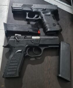 A las mujeres pistoleras las capturaron con dos pistolas abordando bus en el terminal