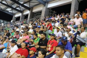 Con grandes del beisbol colombiano volvió el espectáculo deportivo al remozado Campito de Bocagrande
