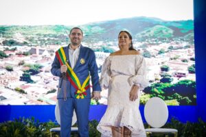 Yamil Arana Padauí jura como nuevo gobernador de Bolívar, apostando por un territorio conectado y turístico 🔹Obras de infraestructura con sentido social, gobernar en el terreno y grandes apuestas en bilingüismo y salud, fueron los ejes de su intervención. Magangué, 27 de diciembre de 2023. Un gobierno con “más territorio y menos escritorio”, que deje conectado el sur del departamento con el norte y que sea redescubierto por miles turistas colombianos y extranjeros a través de dos rutas ‘mágicas’, es el Bolívar Mejor que este miércoles juró poner en marcha el nuevo gobernador Yamil Arana Padauí, en un histórico acto protocolario que tuvo lugar en la Plaza de la Catedral de Magangué, su tierra natal. Junto a su esposa, Angélica Salas; y sus padres, Yamil y Rocío, así como el resto de sus familiares, el gobernador de Bolívar caminó por las calles del municipio saludando a cientos de magangueleños que lo acompañaron con banderas y aplausos en una calle de honor hasta su llegada al escenario. “Hoy pronuncio ante ustedes el primer discurso, luego de recibir la bendición de Dios y la Virgen, consagrando nuestros pasos y nuestro trabajo en una bendición que llegará y se extenderá por todos los rincones de nuestro amado Bolívar”, comenzó diciendo. Con la bendición de Monseñor Ariel Lascarro, Obispo de la Diócesis de Magangué, y la presencia del párroco Carlos Arias, se puso en manos de Dios el camino que desde ya comenzó a andar el departamento de Bolívar. Ante el niño José Miguel Lara Mendoza, el mandatario, elegido con más del 70% de los votos depositados en las urnas el pasado 29 de octubre, juró entregar todo sus esfuerzos para continuar la senda de progreso que lleva el departamento desde hace 12 años. “El gran reto histórico de nuestro Gobierno, del gobierno del Bolívar Mejor, y como primera gran apuesta, será dejar conectado de una vez por todas el sur con el norte del departamento y por supuesto, empalmar con todos esos circuitos viales que dejaron construidos y en desarrollo mis antecesores. También vamos a apostarle al turismo, vamos a mostrarle al mundo que Bolívar, y Cartagena son mucho más que centro histórico y playas, que tenemos destinos mágicos, los más espectaculares de Colombia”, expresó ante la concurrencia. Un especial saludo al gobernador saliente, Vicente Blel Scaff, hizo el nuevo mandatario, destacando su compromiso con la transformación social de Bolívar. Entre las personalidades que acompañaron a Yamil Arana Padauí estaban los congresistas de la República Nadia Blel, Jorge Benedetti, Efraín Cepeda, Silvio Carrasquilla, Andrés Montes y Juliana Aray. Las grandes apuestas Potenciar el turismo es una de las prioridades de la nueva administración, bajo la visión de descentralizarlo y volverlo el motor dinamizador de la economía popular, con apuestas como la Ruta de Gabo y María Mágica, un recorrido por nuestros montes de María. “Pero para lograrlo, tenemos que fortalecer la infraestructura de servicios públicos, de salud, tenemos que lograr una educación pertinente para el trabajo y hacer un esfuerzo por mejorar los niveles de bilingüismo en nuestro departamento”, anotó. Uno de los grandes objetivos en materia de desarrollo sostenible será liderar la defensa férrea del proyecto ambiental más importante de Latinoamérica, la recuperación del Canal del Dique. “No solo miramos los beneficios ecológicos, ambientales, sino también la oportunidad de convertir al Canal del Dique en la arteria de conectividad más importante entre el puerto de Cartagena y los campesinos y agricultores de nuestra región. Vamos a lograr la habilitación de más de 15 mil hectáreas en la zona de influencia de este proyecto; trabajaremos porque nuestros agricultores y campesinos se conviertan en empresarios del siglo 21 y que sus productivas parcelas, se conviertan en Agroempresas con todo el respaldo del Gobierno del Bolívar Mejor”, añadió. Uno de los momentos clave de su intervención fue la invitaciones que hizo a los estamentos de la nación, para unir esfuerzos que consigan hacer realidad las reivindicaciones históricas que necesita el departamento. “Para que estas grandes apuestas se vuelvan realidad, hoy hago un llamado al gobierno nacional, a las autoridades locales, la sociedad civil, los gremios y asociaciones y el sector privado, para trabajar unidos para lograr un verdadero desarrollo sostenible. Y lo haremos sin importar a cuantos kilómetros de distancia estemos, desde Santa Catalina hasta Cantagallo, tendremos un Gobierno con permanente presencia en todo el territorio, menos escritorio, más territorio, total entrega y disposición para seguir cambiando vidas, transformando todas esas dificultades en inmensas oportunidades para todos y todas”. Una de las promesas de campaña fue la salud de calidad para todos los bolivarenses. Sobre el tema, el nuevo mandatario fue claro: “En el Bolívar Mejor la salud no será un privilegio de pocos, sino un derecho real de todos y todas. Y trabajaremos siguiendo el camino que transformó la capacidad hospitalaria del departamento convirtiéndola en oportunidades de vida para muchos ciudadanos no solo de Bolívar sino de la región. Este es un gobierno joven, un gobierno representado por un joven nacido en Magangué, que hoy con 33 años está más que convencido que definitivamente somos del tamaño de lo que soñamos”.