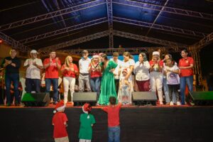 Cartagena resplandece en Navidad A partir de hoy cartageneros y turistas podrán disfrutar del alumbrado navideño Cartagena de Indias D. T. y C.; 01 de diciembre de 2023 Más de 30 puntos en la ciudad comienzan a brillar a partir de hoy, 01 de diciembre de 2023. En la Plaza de la Aduana se encendió la magia de la Navidad, recibiendo a centenares de cartageneros y cartageneras. Este año se instalaron 1.962 figuras decorativas, que incluyen postes de fibra, estaciones de madera, cadenas nodos LED RGB, tubos LED dimerizados, proyectores LED RGB, cadenas String luminoso y secuenciadores electrónicos. Estos elementos de iluminación se diseñaron con la intención de crear un entorno resplandeciente para Cartagena. ”Con alegría y un poquito de nostalgia a la vez, estoy aquí para encender este maravilloso alumbrado navideño. Esta es mi última Navidad como alcalde, y es un orgullo poder compartirla con todos ustedes”, manifestó el alcalde de Cartagena, William Dau Chamat. “Cartagena Resplandece en Navidad, y vaya que brilla con luz propia. Detrás de estas luces y colores hay 180 corazones cartageneros, gente de esta tierra que ha puesto todo el amor para que la ciudad brille como nunca. Quiero que sepan que este alumbrado no solo ilumina nuestras calles en estas fechas especiales, sino que ha alumbrado los caminos de 82 madres cabezas de hogar, verdaderas guerreras que son un ejemplo de lucha y esfuerzo para toda Cartagena. ¡Eso sí es inspiración!”, precisó el mandatario. A partir de este momento, propios y turistas podrán visitar los 37 puntos que están iluminando a la ciudad, con la certeza de que Cartagena seguirá brillando con luz propia. 