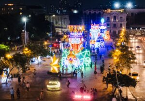 Cartagena resplandece en NavidadA partir de hoy cartageneros y turistas podrán disfrutar del alumbrado navideño Cartagena de Indias D. T. y C.; 01 de diciembre de 2023 Más de 30 puntos en la ciudad comienzan a brillar a partir de hoy, 01 de diciembre de 2023. En la Plaza de la Aduana se encendió la magia de la Navidad, recibiendo a centenares de cartageneros y cartageneras. Este año se instalaron 1.962 figuras decorativas, que incluyen postes de fibra, estaciones de madera, cadenas nodos LED RGB, tubos LED dimerizados, proyectores LED RGB, cadenas String luminoso y secuenciadores electrónicos. Estos elementos de iluminación se diseñaron con la intención de crear un entorno resplandeciente para Cartagena. ”Con alegría y un poquito de nostalgia a la vez, estoy aquí para encender este maravilloso alumbrado navideño. Esta es mi última Navidad como alcalde, y es un orgullo poder compartirla con todos ustedes”, manifestó el alcalde de Cartagena, William Dau Chamat. “Cartagena Resplandece en Navidad, y vaya que brilla con luz propia. Detrás de estas luces y colores hay 180 corazones cartageneros, gente de esta tierra que ha puesto todo el amor para que la ciudad brille como nunca. Quiero que sepan que este alumbrado no solo ilumina nuestras calles en estas fechas especiales, sino que ha alumbrado los caminos de 82 madres cabezas de hogar, verdaderas guerreras que son un ejemplo de lucha y esfuerzo para toda Cartagena. ¡Eso sí es inspiración!”, precisó el mandatario. A partir de este momento, propios y turistas podrán visitar los 37 puntos que están iluminando a la ciudad, con la certeza de que Cartagena seguirá brillando con luz propia. 