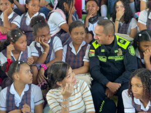 Policía Nacional en Bolívar entrega más de 150 kits escolares a estudiantes para el 'Regreso a Clases 2024' El compromiso con los niños, niñas y adolescentes inicia desde antes de entrar a la escuela. Bolívar. Se acerca el regreso a clases y desde ya, las familias se preparan para que sus hijos ingresen a las Instituciones Educativas o colegios, a emprender un nuevo viaje en la escolar. Es por eso, que ratificando nuestro compromiso con la sociedad y sobre todo los niños, niñas y adolescentes del departamento, realizamos esta primera jornada en la que entregamos más de 150 kits escolares a estudiantes de la Institución Educativa Técnica Francisco de Paula Santander en Arjona-Bolívar. Pero antes, realizamos actividades ludico- recreativas para entrar en ambiente con los estudiantes, quienes de manera colectiva participaron de cada una de las estaciones de juegos que dispusimos para ellos. Además, se aprovechó la jornada para entregarles información sobre la importancia del respeto a los compañeros para que ningún niño se convierta en víctima del Bullyng; así como les hablamos sobre la importancia de no ir a sitios lejanos con desconocidos y también les dimos algunos puntos estratégicos para que actúen de manera inmediata si llegan a ser víctimas de tocamientos por un adulto. En estas charlas no podía faltar la campaña "Dile NO a las drogas", para que no aceptan ningún tipo de ofrecimiento que alguien les haga al respecto, ni probarla ni comercializarla. Es de resaltar que estas charlas, se realizaron delante de los padres de familia, para que el mensaje también les llegara a ellos y se lo recuerden durante el año a sus niños. Esta jornada se estará realizando en otros municipios del Departamento, para que más niños cuenten con este kits escolar en este nuevo periodo académico 2024.