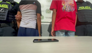 Adolescentes roban celular a ciudadana y escapan por techos y por agua, la Policía los capturó usando canoa