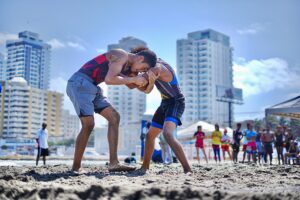Nuevos deportes se practican sobre las playas de arena de Marbella de Cartagena