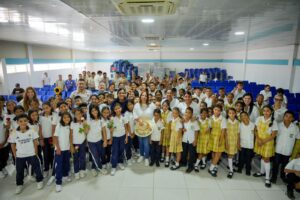 Angélica Salas Salas, primera Gestora Social del departamento, entregó kits escolares en el sur de Bolívar