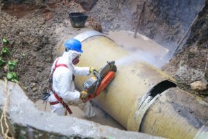 "Hemos instalado el nuevo tramo de tubería. Avanzamos con los últimos detalles para reiniciar el bombeo de agua cruda hacia la Planta de Tratamiento El Bosque"Acuacar