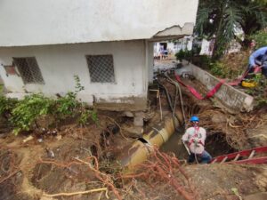 Aguas de Cartagena detectó daño debajo de una zapata de vivienda de tres pisos construida encima de la red