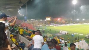 Estadio Jaime Morón de Cartagena opaco por efecto de la pirotecnia