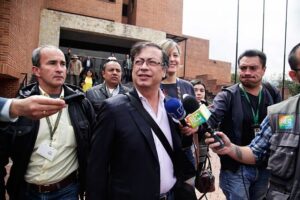 Encuestadoras sin credibilidad quieren acabar con imagen del gobierno del Cambio de Gustavo Petro, el de mejores logros en Colombia