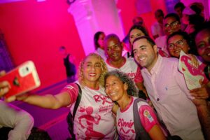 Cartageneros y bolivarenses en la ‘Noche Rosa’ en el palacio de la Proclamación en la lucha contra el cáncer de mama