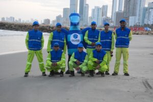 Desde las 04:30 am. Pacaribe con la cuadrilla madrugadora a las labores de barrido y limpieza de Cartagena