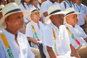 Gobernador Arana le lleva navidad a los emboladores y vendedores de la Plaza de Bolívar