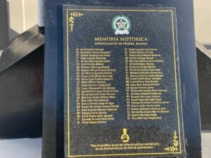 Homenaje a los héroes caídos: develan placa en memoria de los policías que ofrendaron sus vidas en los Montes de María y el Sur de Bolívar