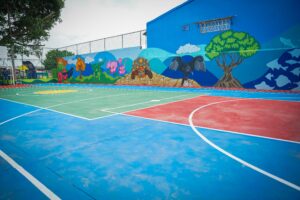 Con nueva cancha múltiple y parque infantil, Gobernación transforma el barrio Las Delicias, en Cartagena“Este sector será un eje de atracción turístico, porque lo estamos interviniendo. No solo la cancha, sino las escaleras de La Quinta sino los emprendimientos de los vecinos del sector”, gobernador.Cartagena, 27 de mayo de 2025 - En el barrio Las Delicias de Cartagena se vivió una verdadera jornada de celebración comunitaria con la entrega oficial de una moderna cancha múltiple y un parque infantil, obras que marcan el inicio de una transformación profunda en este sector popular de la ciudad.El gobernador de Bolívar, Yamil Arana Padauí, llegó acompañado de su equipo de trabajo para cumplir una promesa que había hecho tiempo atrás durante una visita al barrio: dignificar los espacios públicos y brindar oportunidades reales a niños y jóvenes mediante infraestructura social y deportiva de calidad.“Les prometí que transformaríamos este barrio, pero también les dije que no podía hacerlo solo. Ustedes se pusieron la camiseta, y hoy juntos lo hemos logrado”, expresó el mandatario, destacando el compromiso de la comunidad, que participó activamente en la ejecución del proyecto a través del programa COMPI.El Distrito de Cartagena instaló una cámara Domo 360, conectada con la Policía, con la cual se monitorea en tiempo real las 24 horas.Gracias al modelo de convenios solidarios, que prioriza la participación ciudadana y la eficiencia en el uso de recursos públicos, la obra se ejecutó con una inversión de apenas 196 millones de pesos. La Junta de Acción Comunal aportó mano de obra y acompañamiento permanente, mientras que la Gobernación suministró los materiales y la asistencia técnica necesarios.El nuevo escenario deportivo, de aproximadamente 500 metros cuadrados, cuenta con cerramiento perimetral, zonas verdes, senderos peatonales, jardineras, mobiliario urbano y un parque infantil completamente equipado. Todo ello se traduce en un entorno más seguro, digno y funcional para los habitantes de Las Delicias, especialmente para la niñez y adolescencia.Vecinos y líderes comunitarios recordaron las precarias condiciones de la antigua cancha, hoy convertida en un espacio moderno y acogedor. “Este es nuestro único punto de encuentro y recreación. Ahora tenemos un lugar para el deporte, el juego y la integración”, señaló uno de los líderes del sector.Este proyecto hace parte de una estrategia más amplia de la Gobernación de Bolívar para transformar integralmente los barrios populares de Cartagena, con obras que nacen desde el territorio y se construyen de manera participativa.“Nuestro compromiso es llevar desarrollo y esperanza a cada rincón del departamento. Los barrios de Cartagena merecen inversión social, espacios dignos y proyectos que fortalezcan el tejido comunitario. Así construimos una verdadera transformación social”, concluyó Arana Padauí.Esta obra se suma a las ocho intervenciones ya entregadas por el programa COMPI en diferentes municipios del departamento, entre ellas: el Polideportivo de Pansegüita, el parque de Ceibal (Magangué), calles en los barrios Emmanuel y La India, y las Casas COMPI en Villas de Aranjuez y Portal de La Cordialidad.Con cada proyecto, la Gobernación reafirma su compromiso con una Cartagena más justa, equitativa y con oportunidades para todos.