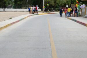 Dumek Turbay entrega vía clave y anuncia cancha sintética para niños futbolistas
