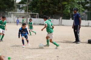 -De arena a césped: la promesa del alcalde para transformar el fútbol barrial